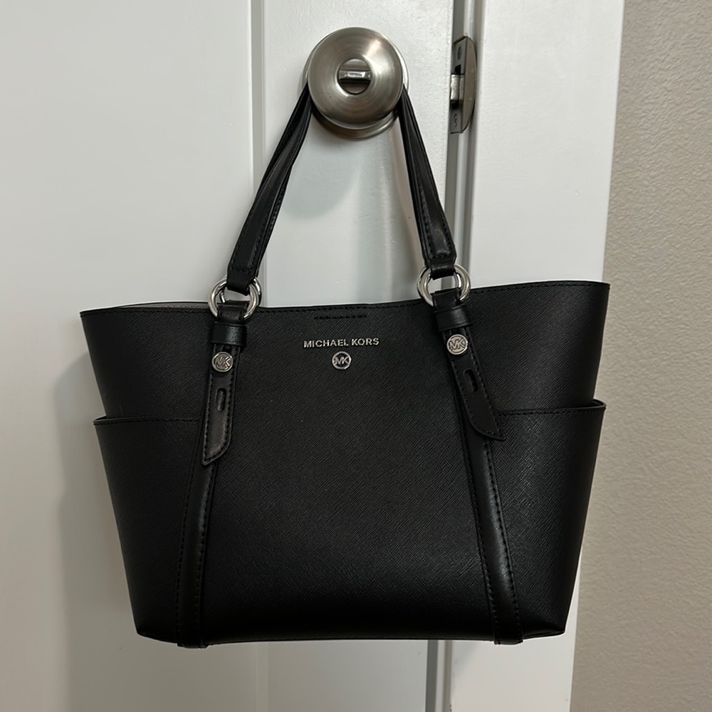 😻😻MICHAEL KORS black small crossbody bag! Super cute 🥰 smoke free home